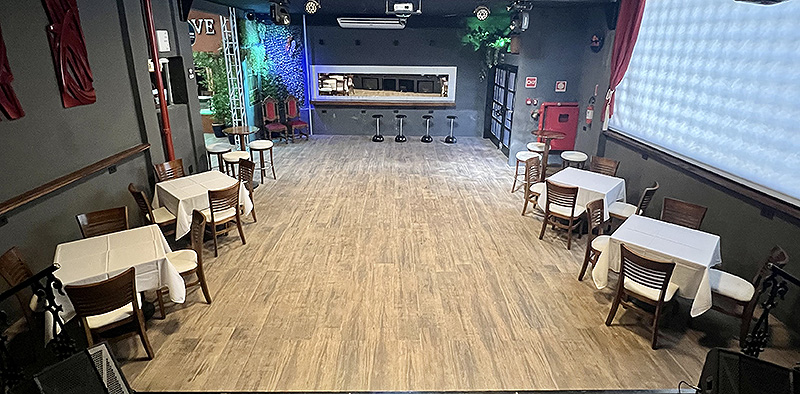 Saloão com pista de dança, palco elevadoe  iluminação de balada