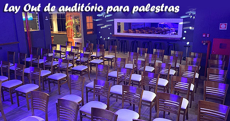 Salão pincipal em formação de auditorio, com capacidade para 100 pessoas